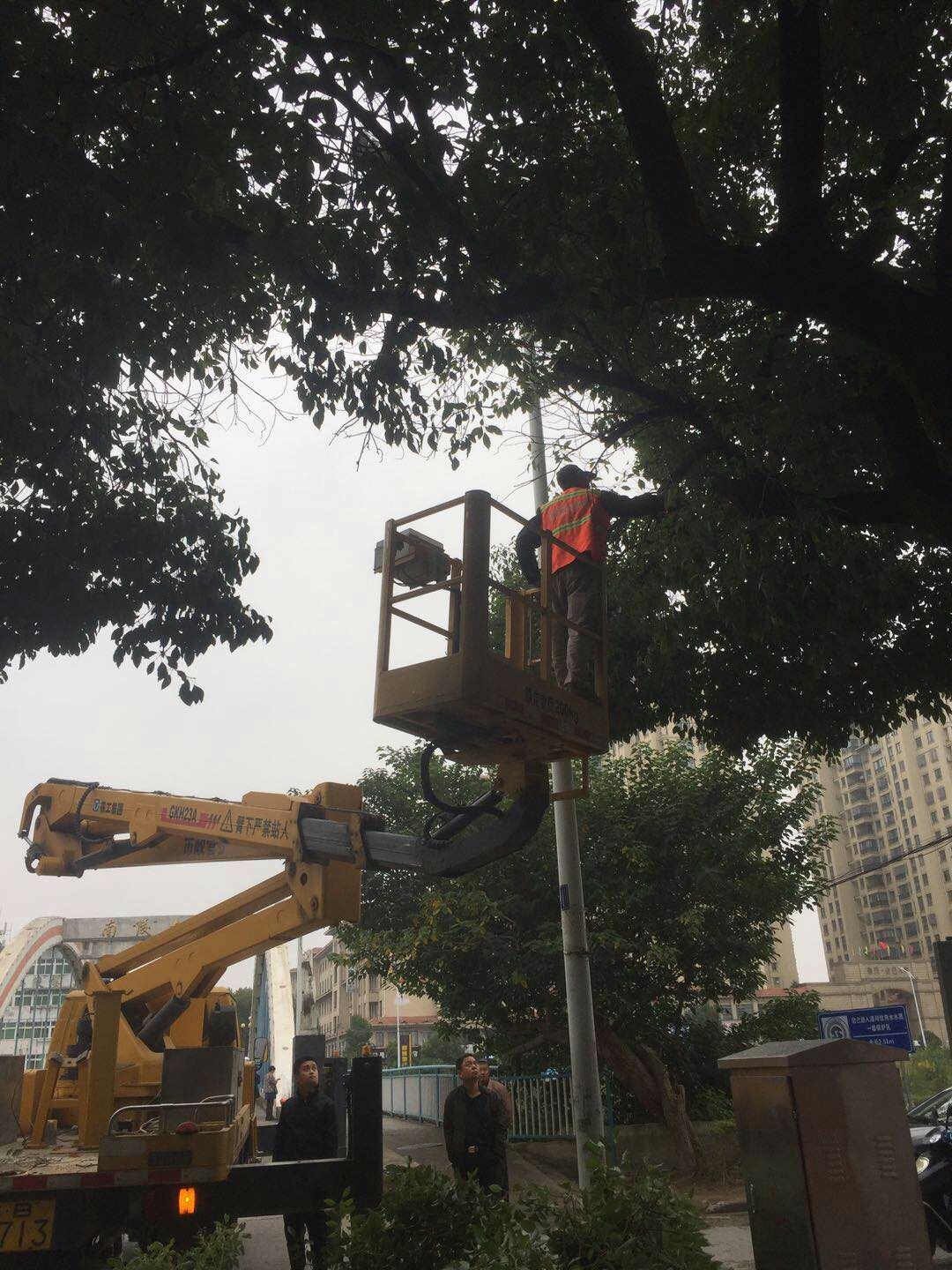 近日，我公司根據(jù)南陵縣市政園林所通知，組織安排人員車輛協(xié)助市政園林所路燈科修剪陵陽(yáng)路兩側(cè)遮擋路燈照明的樹枝。此項(xiàng)工作持續(xù)了三天，消除了因路燈光照不足帶來的夜間通行安全隱患問題，受到沿線居民一致好評(píng)。